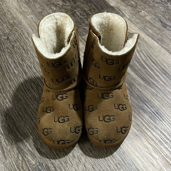 Uggs - Picture 1 of 4